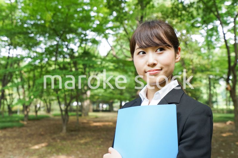 書類を持つビジネスウーマン
