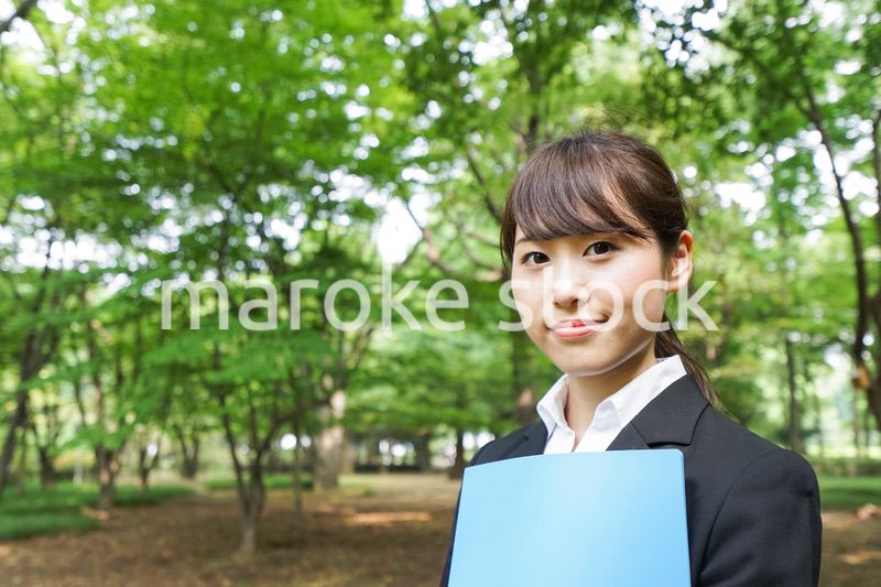 書類を持つビジネスウーマン