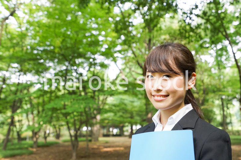 書類を持つビジネスウーマン