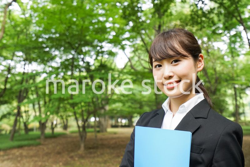 書類を持つビジネスウーマン