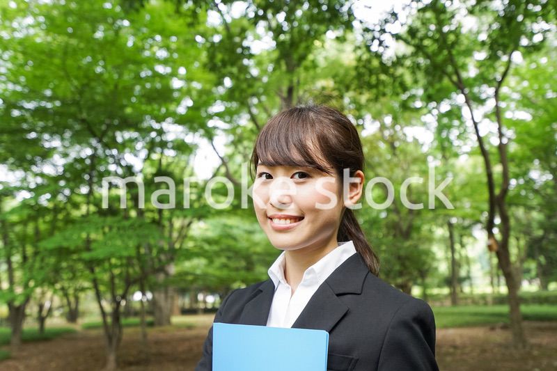 書類を持つビジネスウーマン