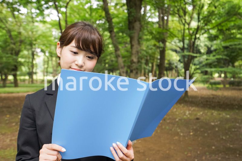 書類を持つビジネスウーマン