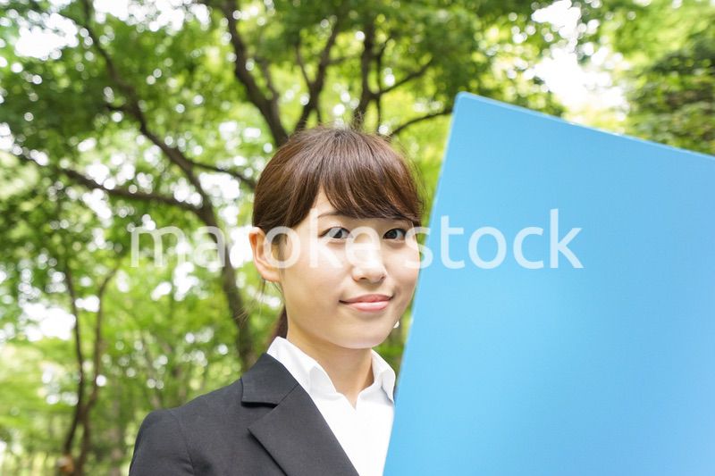 書類を持つビジネスウーマン