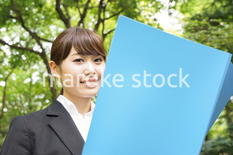 書類を持つビジネスウーマン