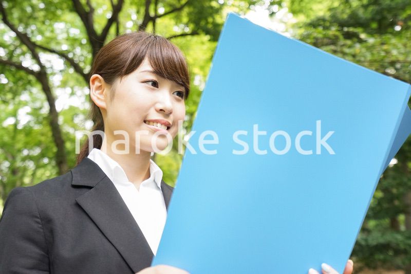 書類を持つビジネスウーマン