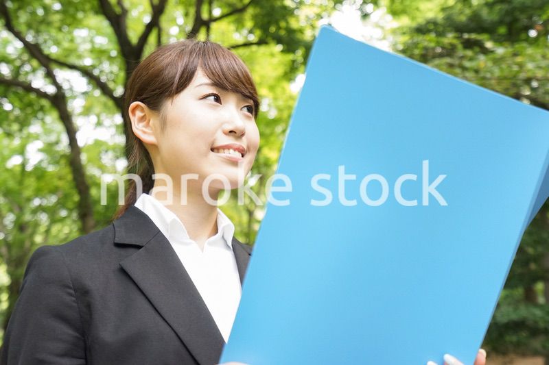書類を持つビジネスウーマン