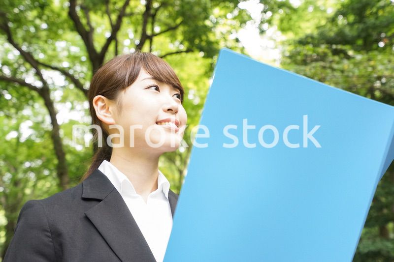 書類を持つビジネスウーマン