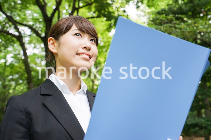 書類を持つビジネスウーマン