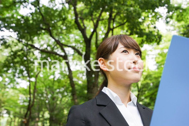 書類を持つビジネスウーマン