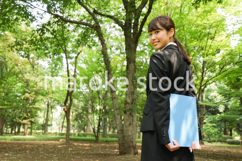 書類を持つビジネスウーマン