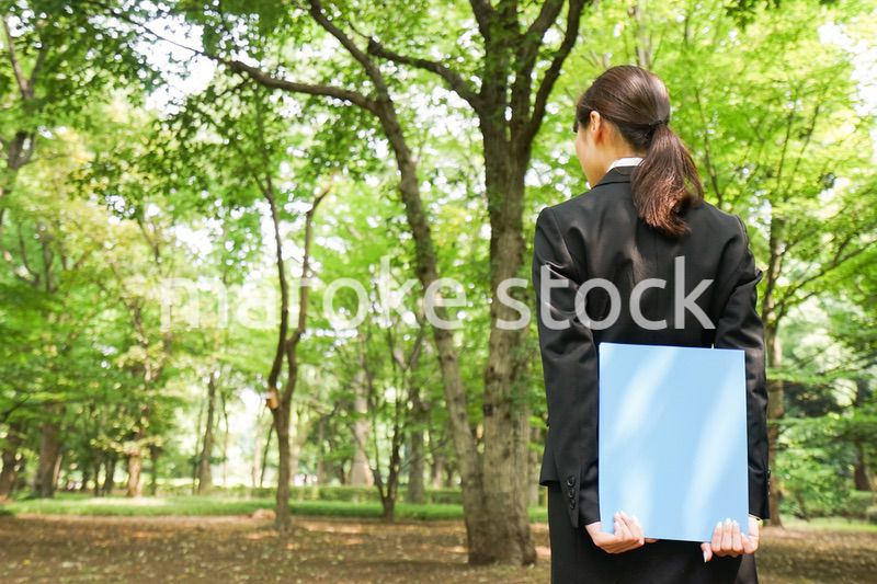 書類を持つビジネスウーマン