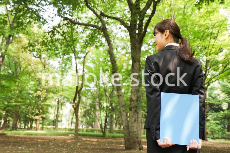 書類を持つビジネスウーマン