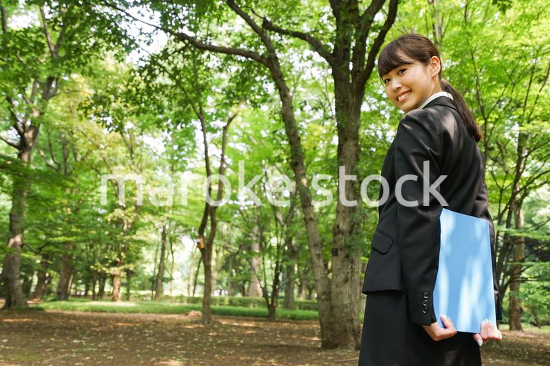 書類を持つビジネスウーマン