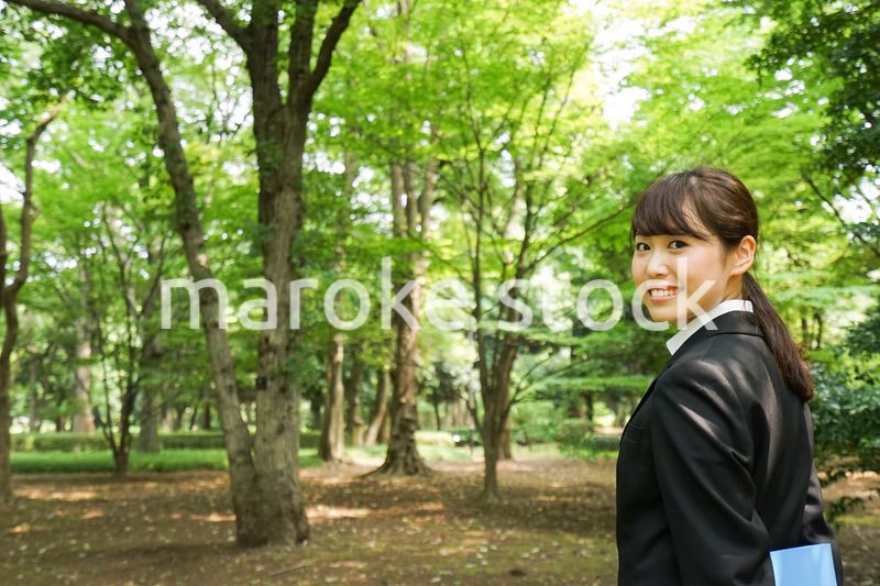 書類を持つビジネスウーマン