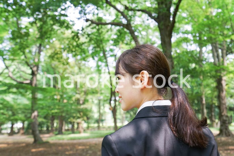 スーツを着て笑うビジネスウーマン