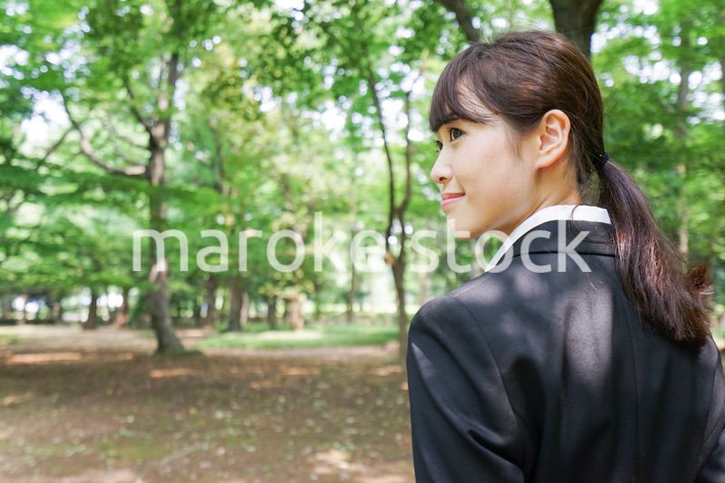 スーツを着て笑うビジネスウーマン