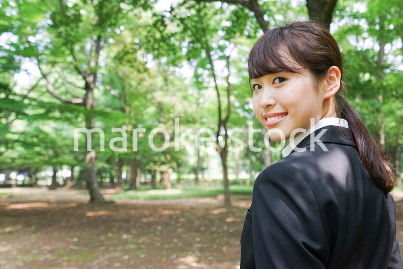 スーツを着て笑うビジネスウーマン