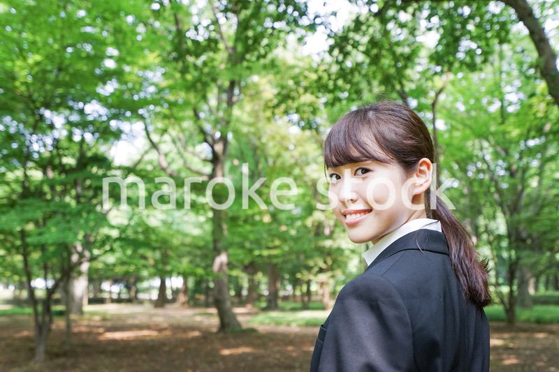 スーツを着て笑うビジネスウーマン