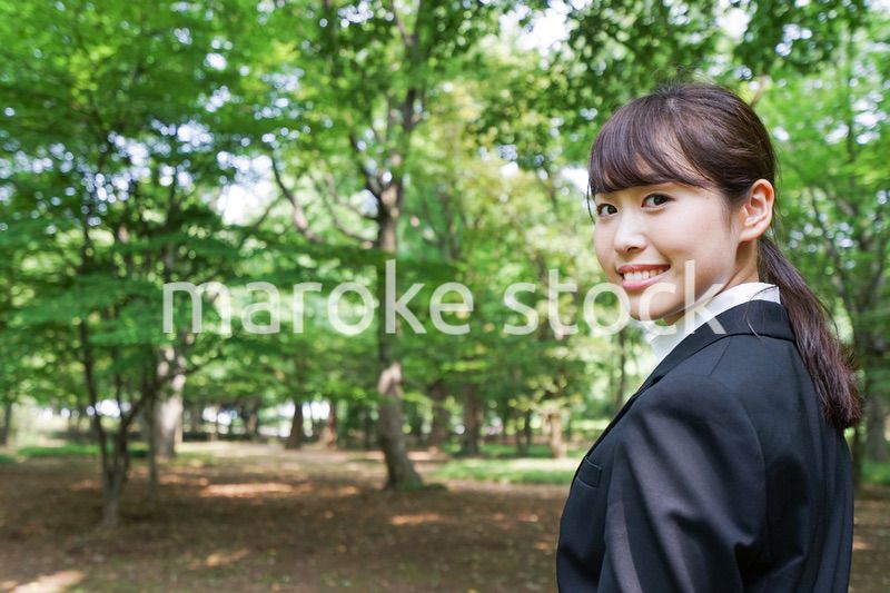 スーツを着て笑うビジネスウーマン