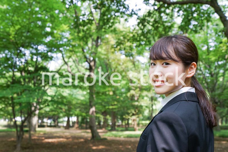 スーツを着て笑うビジネスウーマン