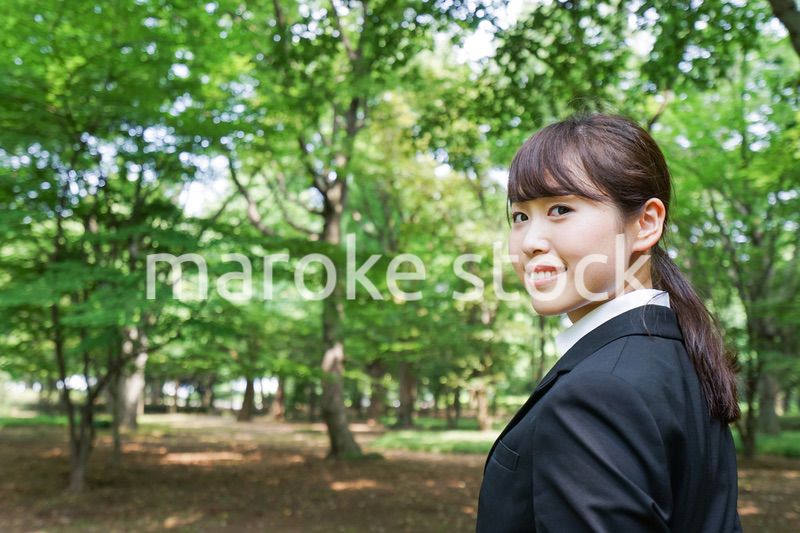 スーツを着て笑うビジネスウーマン