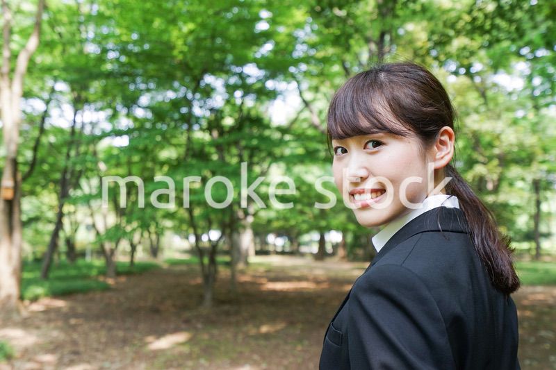 スーツを着て笑うビジネスウーマン