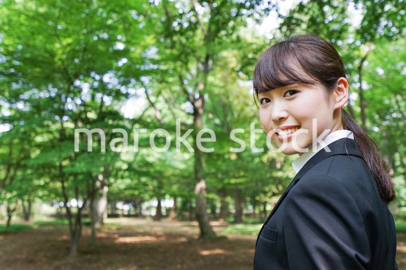 スーツを着て笑うビジネスウーマン