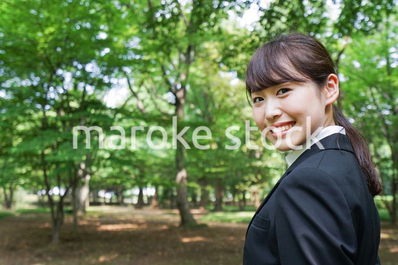 スーツを着て笑うビジネスウーマン