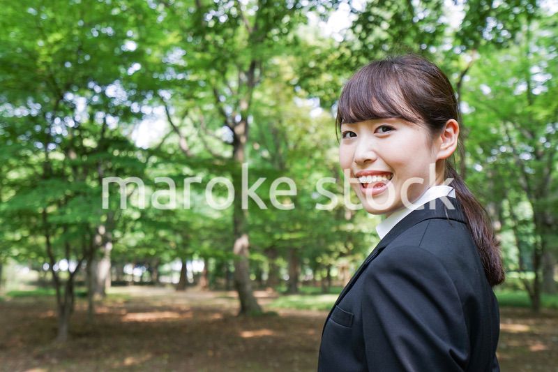 スーツを着て笑うビジネスウーマン