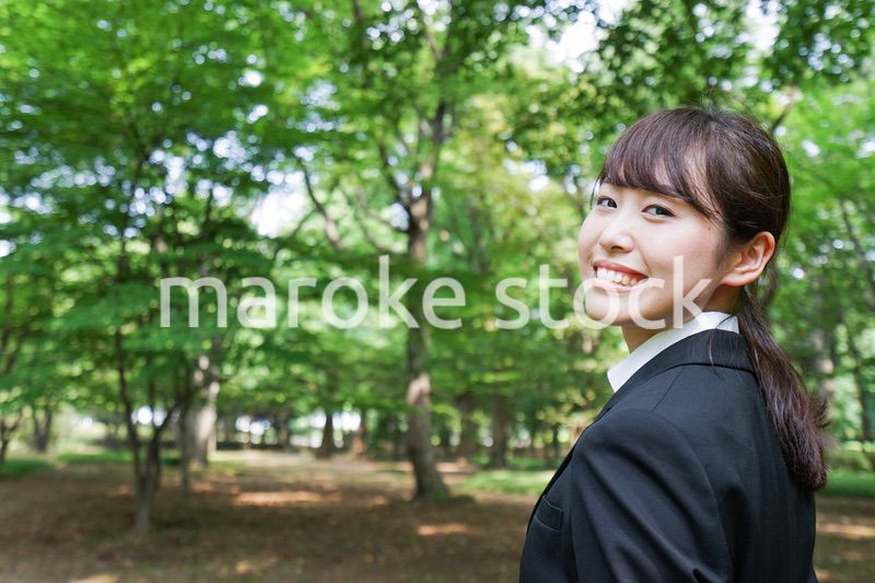 スーツを着て笑うビジネスウーマン