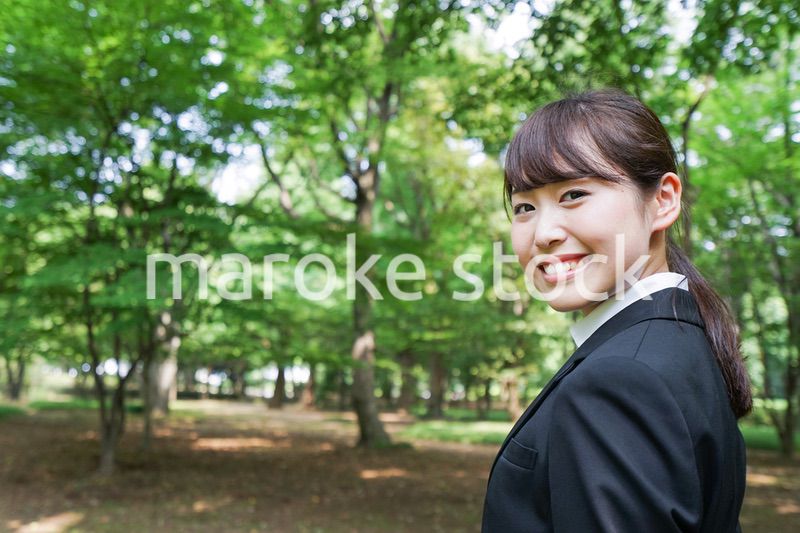 スーツを着て笑うビジネスウーマン