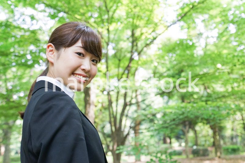 スーツを着て笑うビジネスウーマン