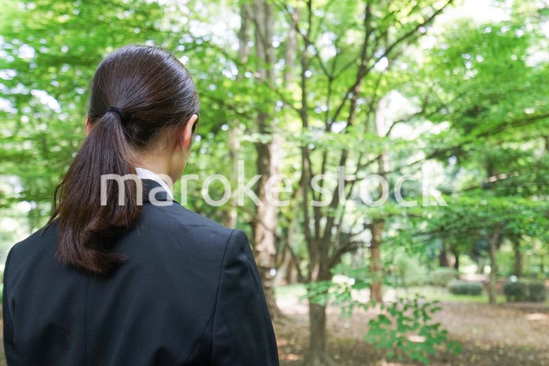 スーツを着て笑うビジネスウーマン