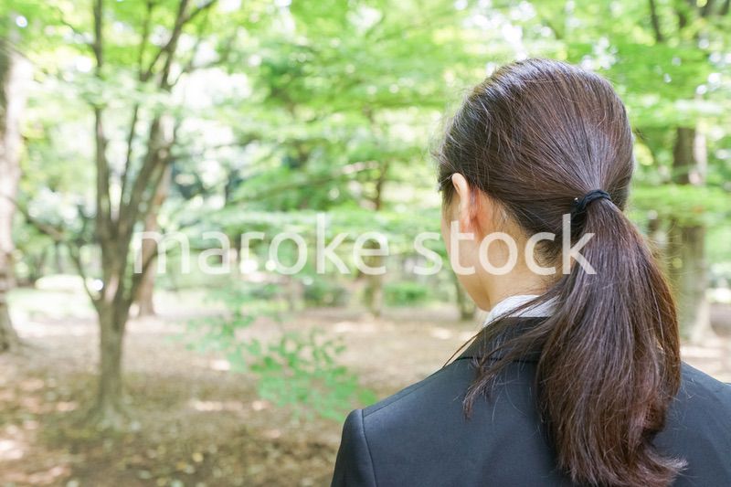 スーツを着て笑うビジネスウーマン