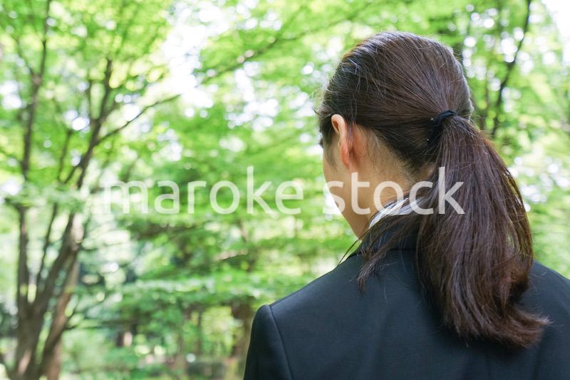 スーツを着て笑うビジネスウーマン