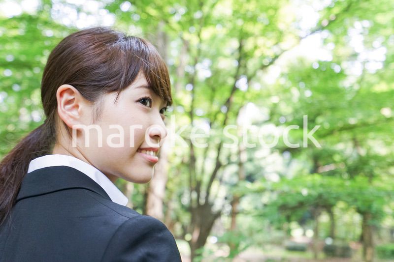 スーツを着て笑うビジネスウーマン