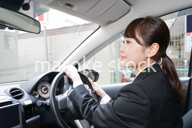 車で外回り営業をする女性