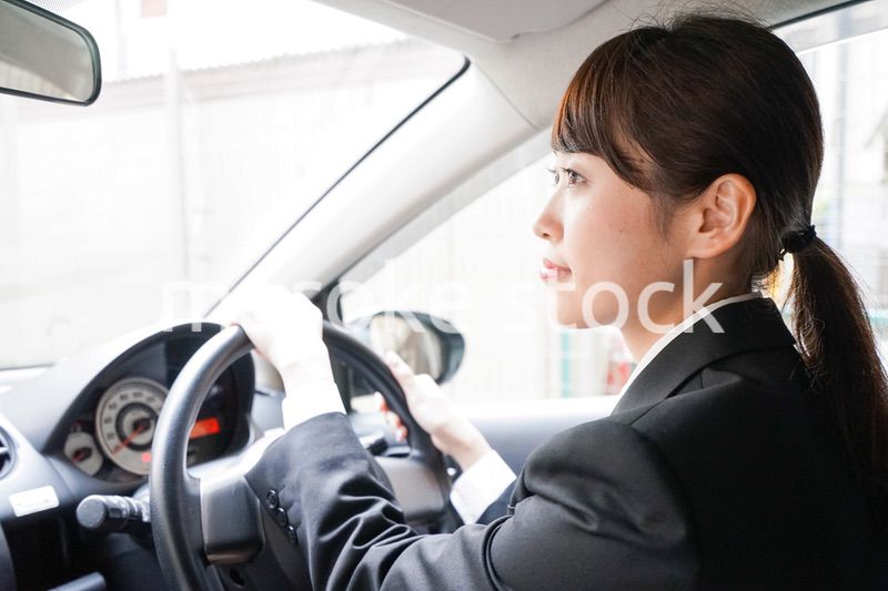 車で外回り営業をする女性