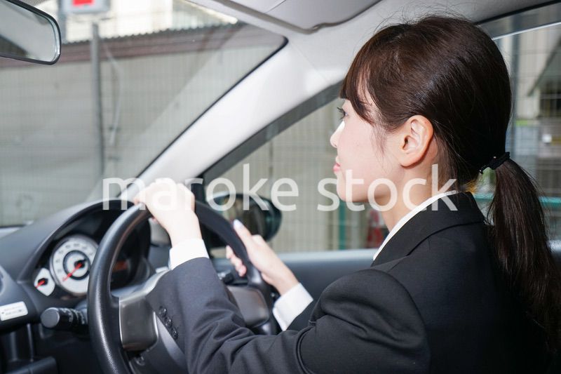車で外回り営業をする女性