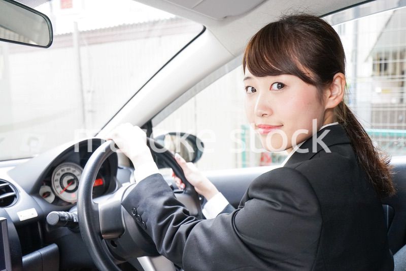 車で外回り営業をする女性