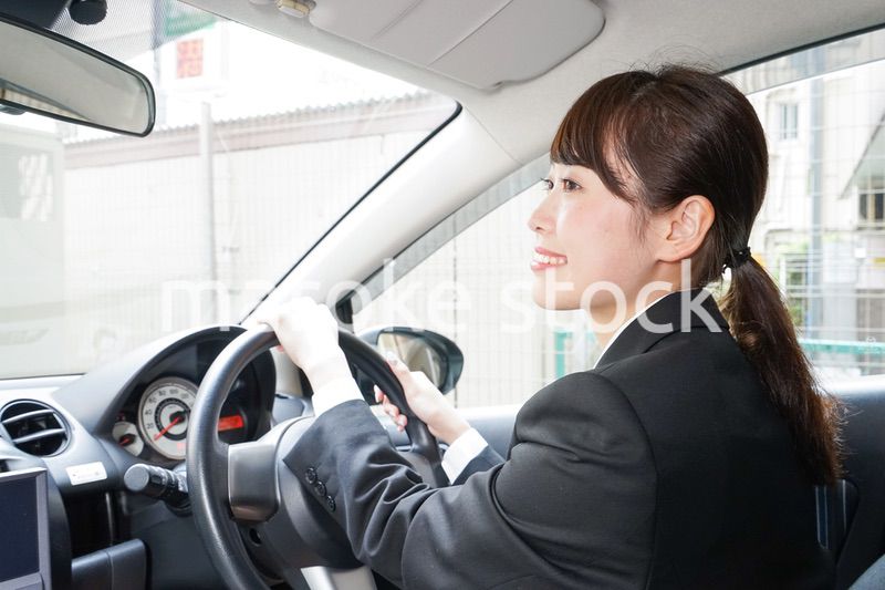 車で外回り営業をする女性