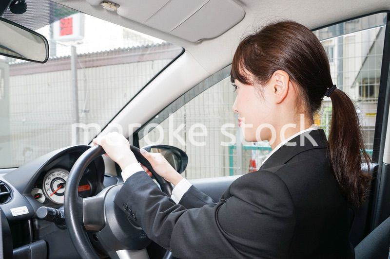 車で外回り営業をする女性