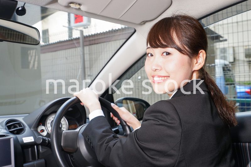 車で外回り営業をする女性