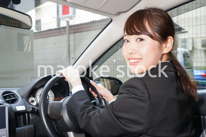 車で外回り営業をする女性
