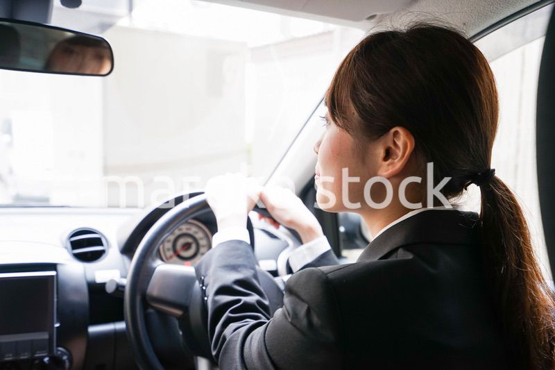 車で外回り営業をする女性
