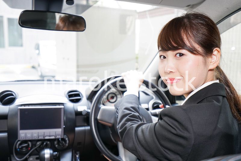 車で外回り営業をする女性
