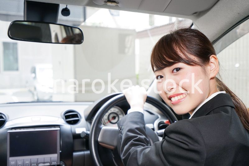 車で外回り営業をする女性