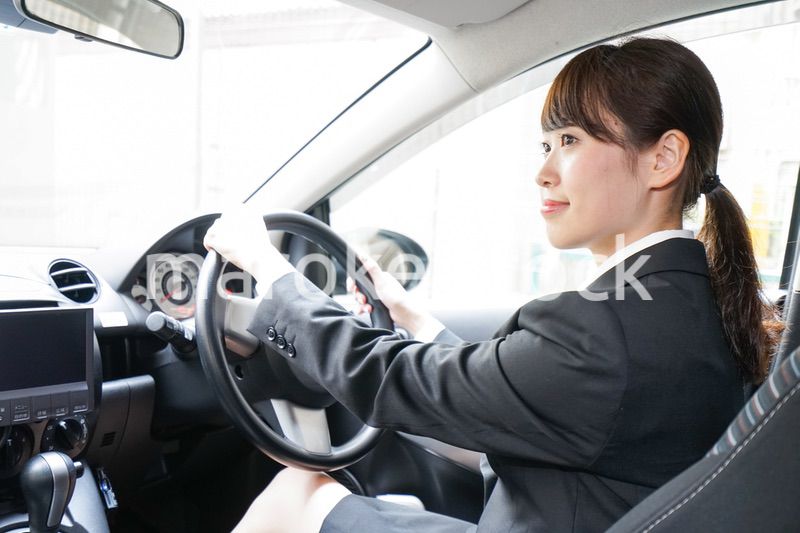 車で外回り営業をする女性