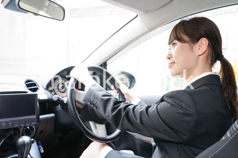 車で外回り営業をする女性