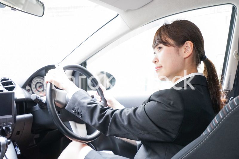 車で外回り営業をする女性